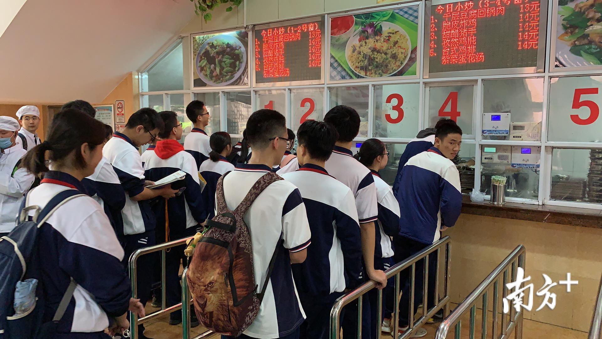 广铁一中越秀校区食堂，学生们正在排队取餐。南方日报记者 刘力勤 摄