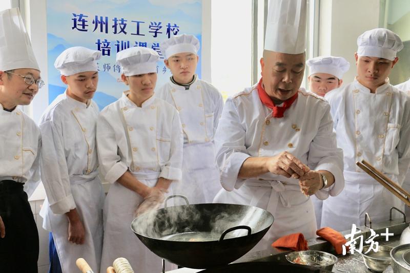 粤菜师傅现场进行厨艺展示与实操分享。杨溢子 摄 粤菜师傅现场进行厨艺展示与实操分享。杨溢子 摄