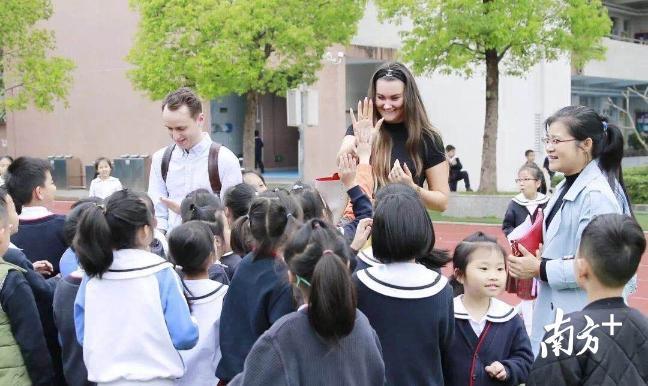 孩子们迎接外籍老师