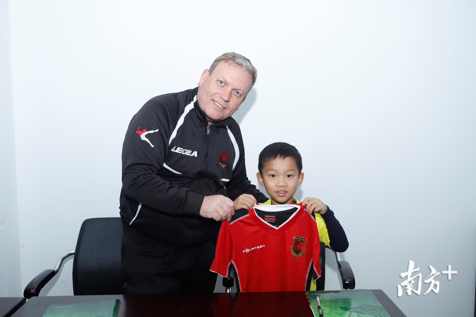 陈伦岳(右)加盟汕头雄狮足球俱乐部精英梯队，成为该俱乐部精英梯队签约年龄最小的球员。