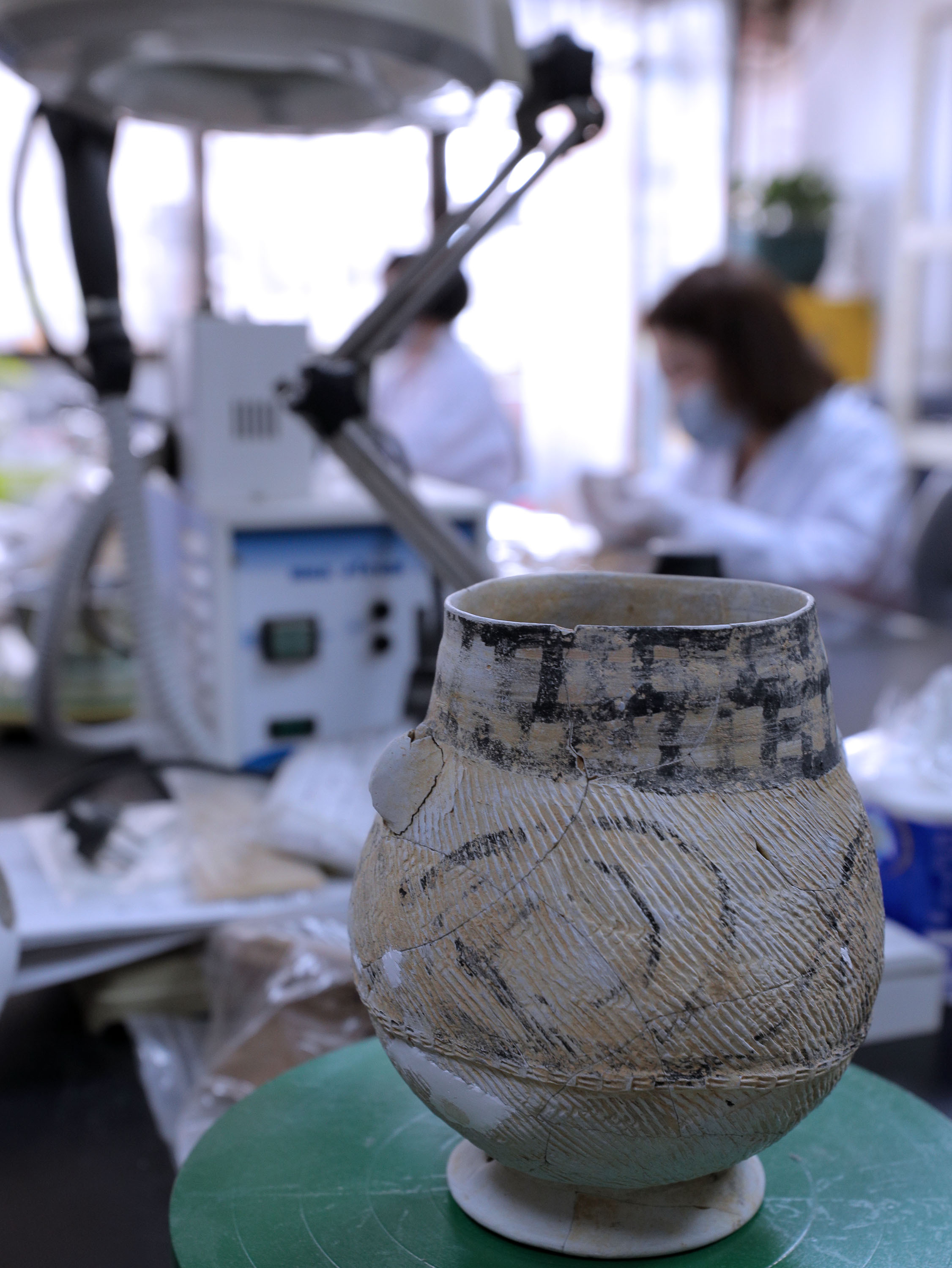 △泥质彩绘圈足罐