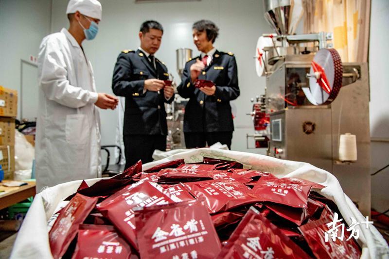 图为海关关员深入企业生产车间对产品进行抽样检查。 图为海关关员深入企业生产车间对产品进行抽样检查。