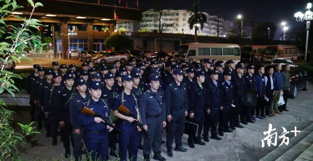 汕尾警察会所扫黄破门而入当场抓获43人