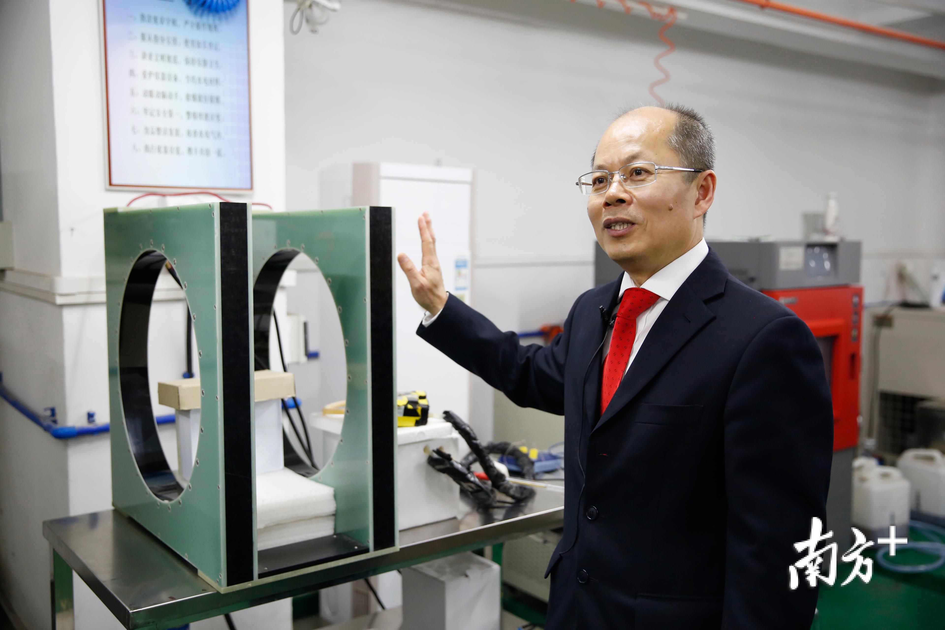 孙大文介绍华南理工大学现代食品工程研究中心的实验设备。南方日报记者 姚志豪 摄