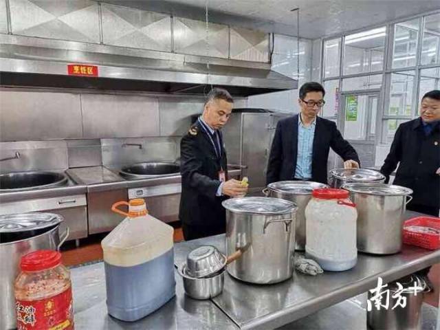 春季开学前,东莞高埗镇教育办就会同食品药品监督分局,联合开展校园食品安全专项检查。 春季开学前,东莞高埗镇教育办就会同食品药品监督分局,联合开展校园食品安全专项检查。
