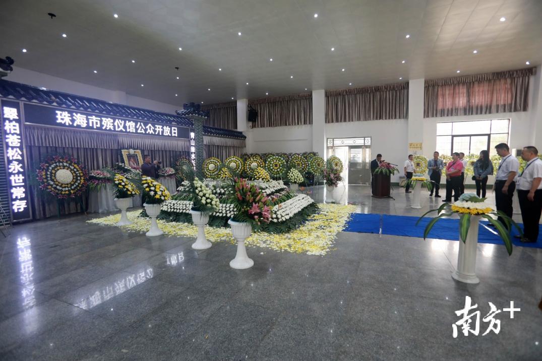 市民在告别厅感受告别仪式