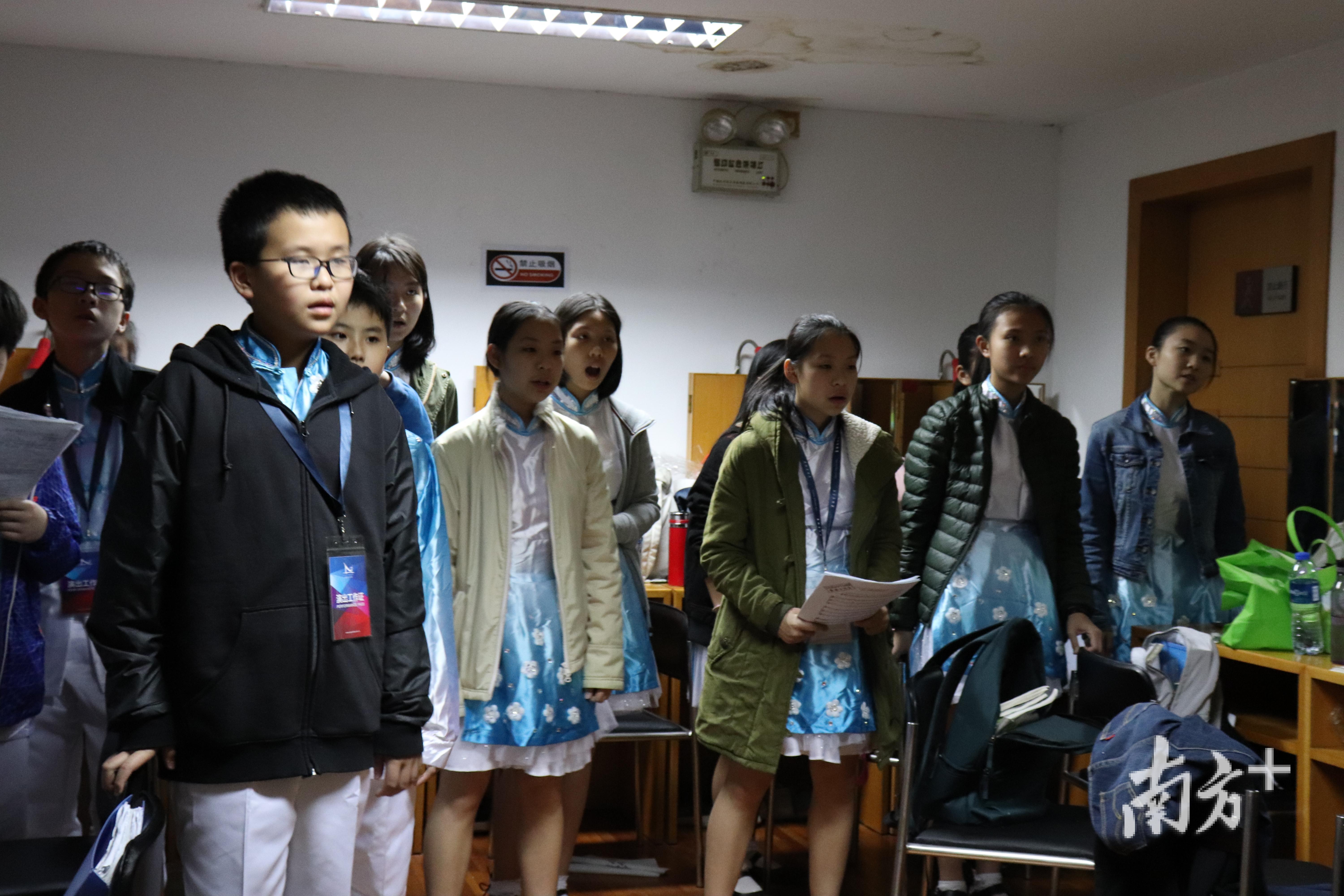 候场时，大家都在抓紧最后的练习时间。 香晓颖摄