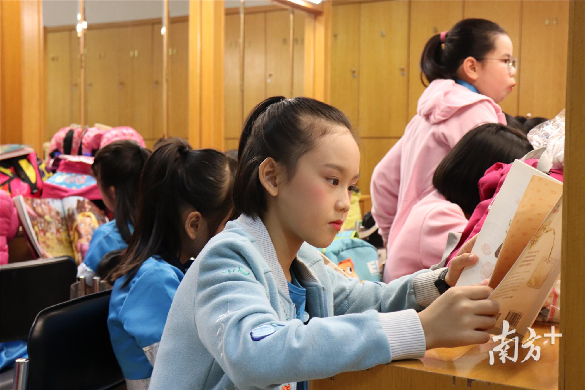 候场时，大家都在抓紧最后的练习时间。 香晓颖摄