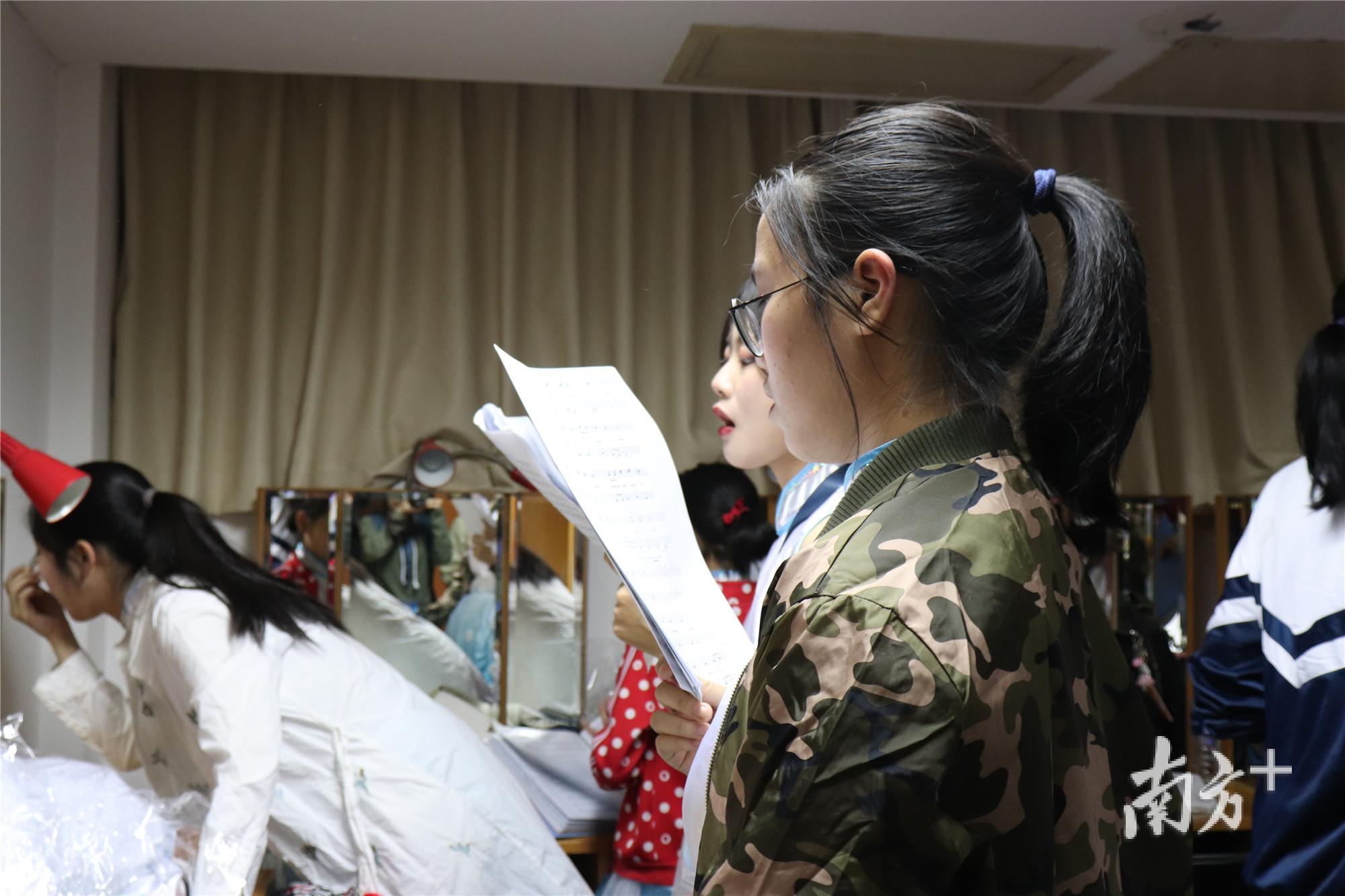 候场时，大家都在抓紧最后的练习时间。 香晓颖摄