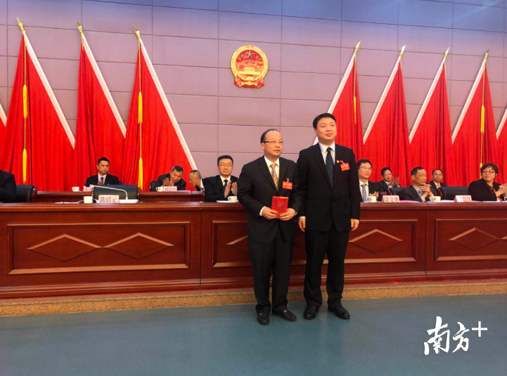 陈滔元(左)当选为丹灶镇第三届人民代表大会主席。 陈滔元(左)当选为丹灶镇第三届人民代表大会主席。