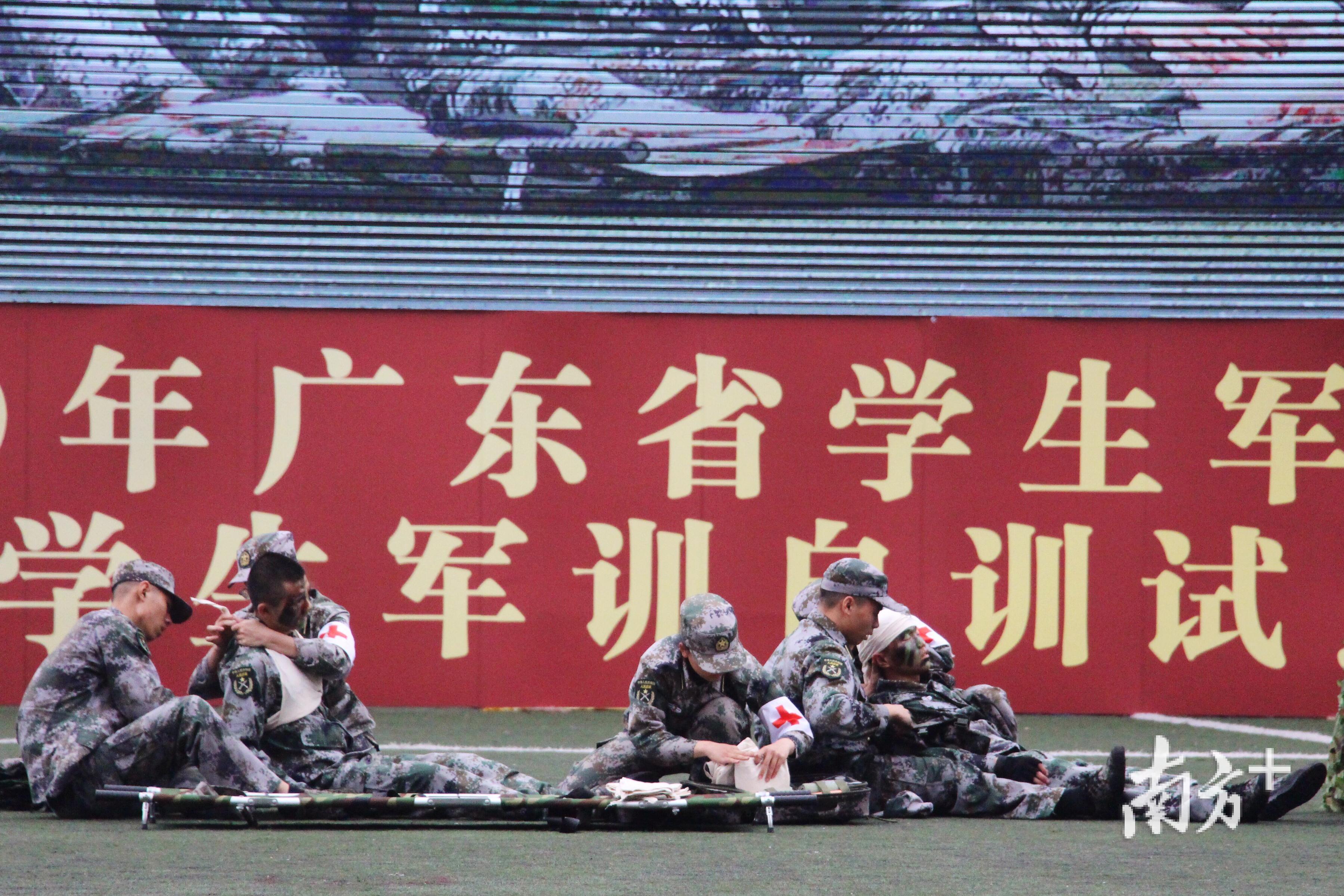 学生进行战场医疗救护演练。