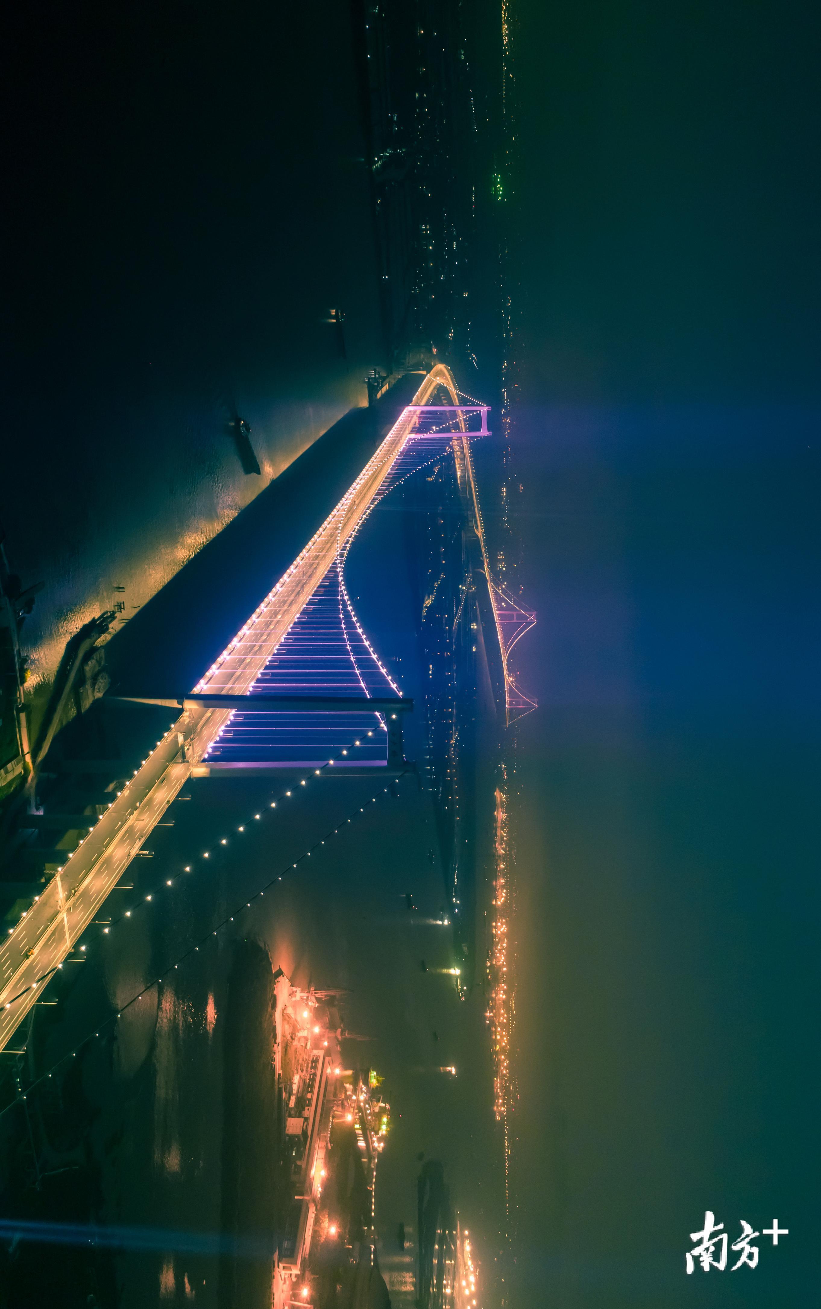 入夜,从空中俯瞰,南沙大桥宛如一条巨龙在珠江上蜿蜒。 入夜,从空中俯瞰,南沙大桥宛如一条巨龙在珠江上蜿蜒。