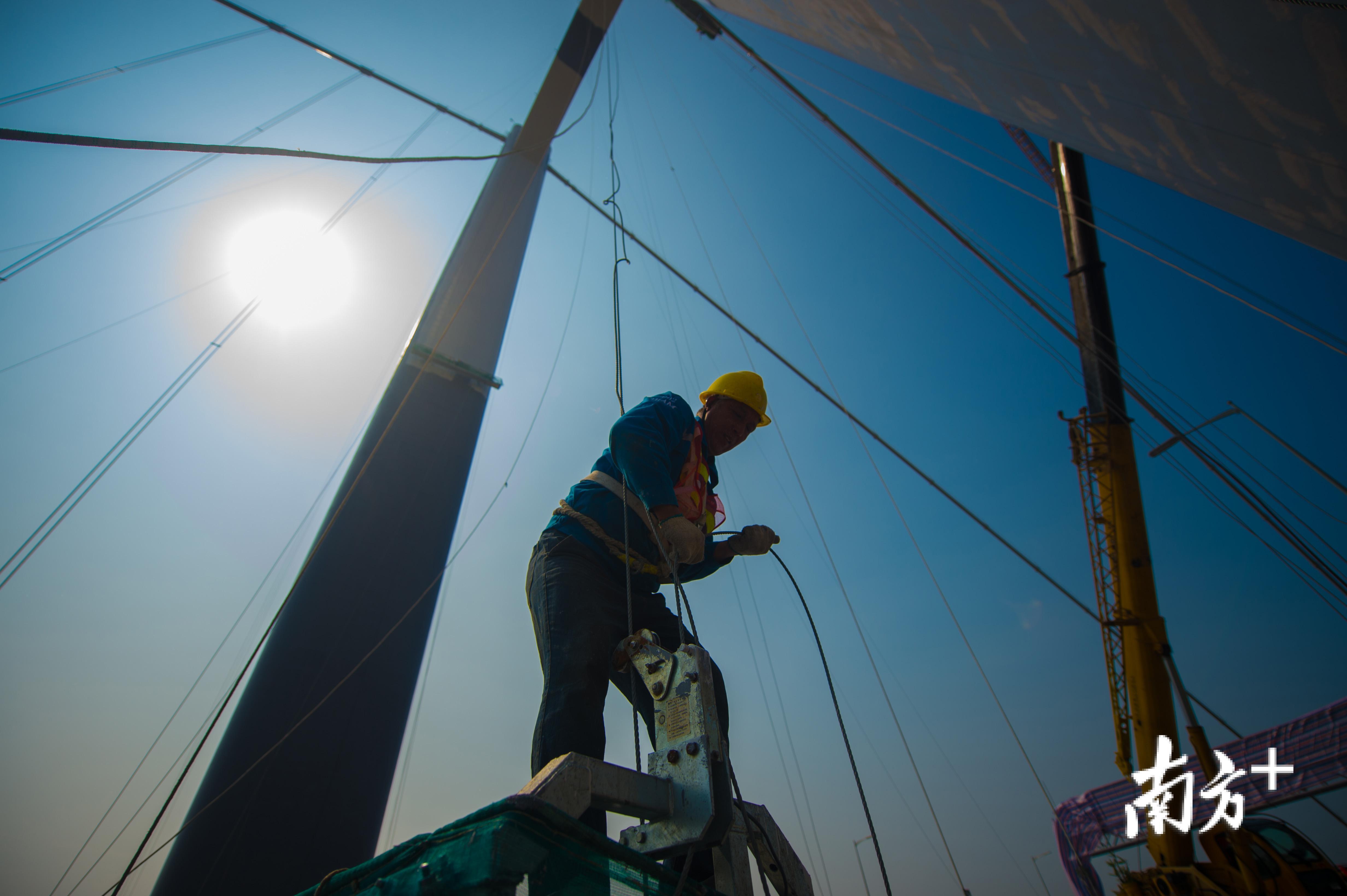 南沙大桥大沙水道桥门塔下,工人准备上塔刷漆。 南沙大桥大沙水道桥门塔下,工人准备上塔刷漆。
