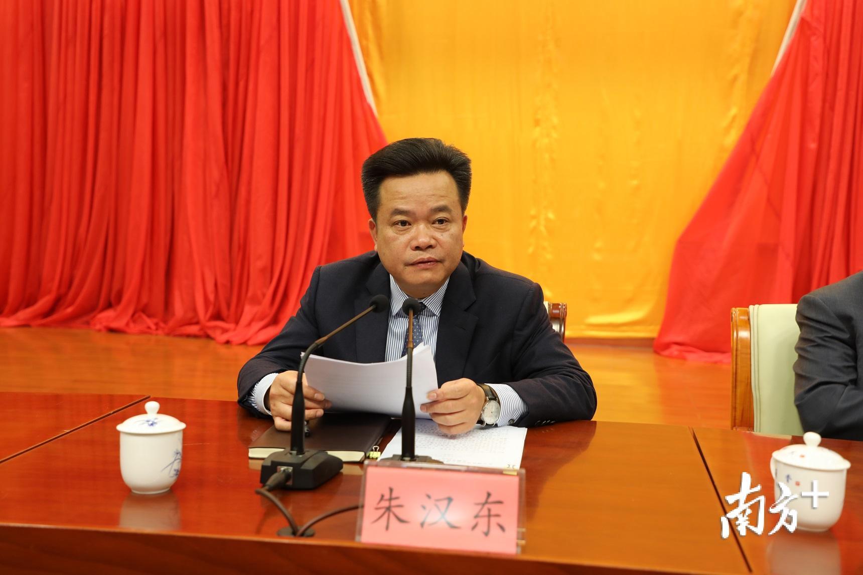 大埔县委书记朱汉东主持会议.