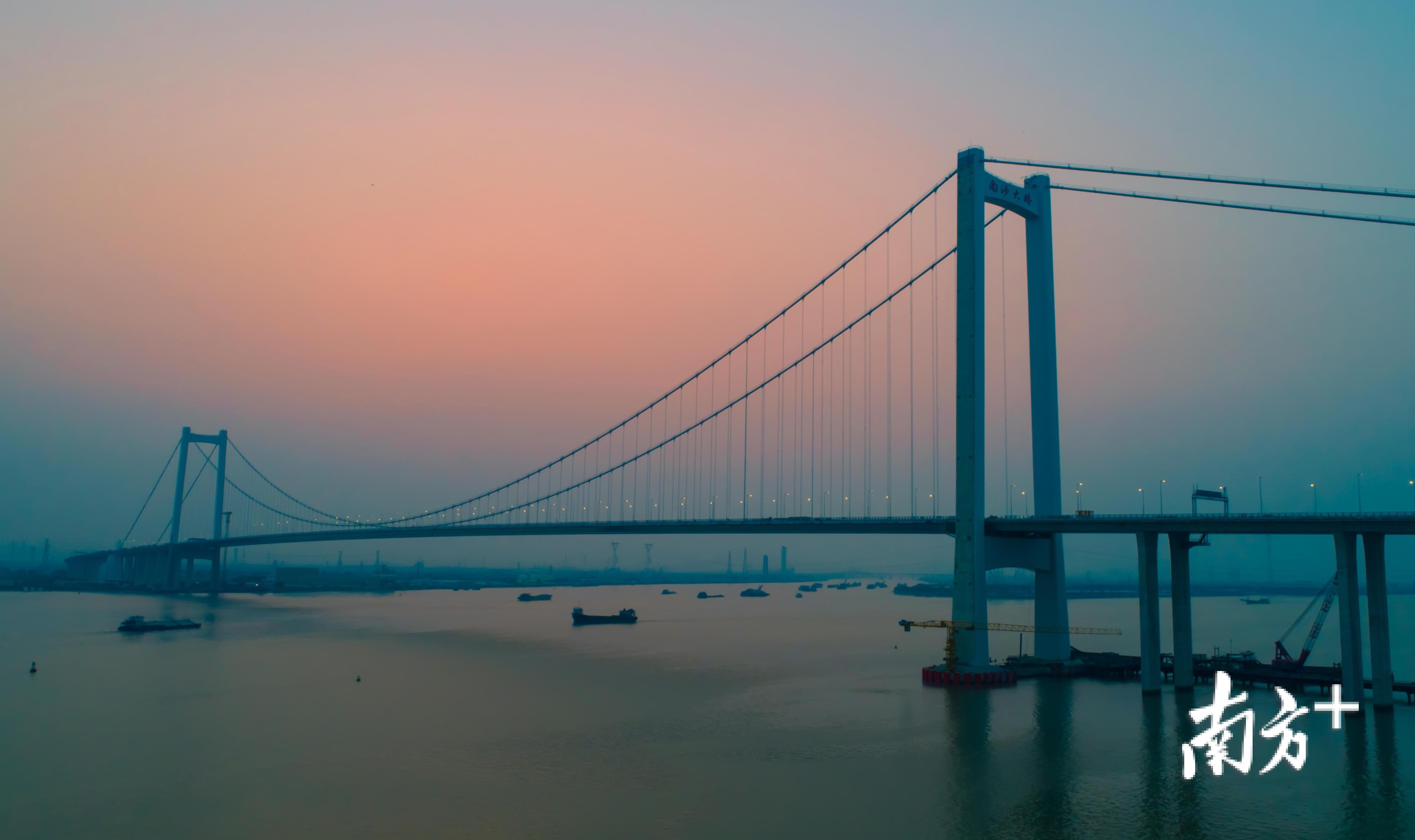 傍晚,船只在大沙水道桥下自由穿梭.