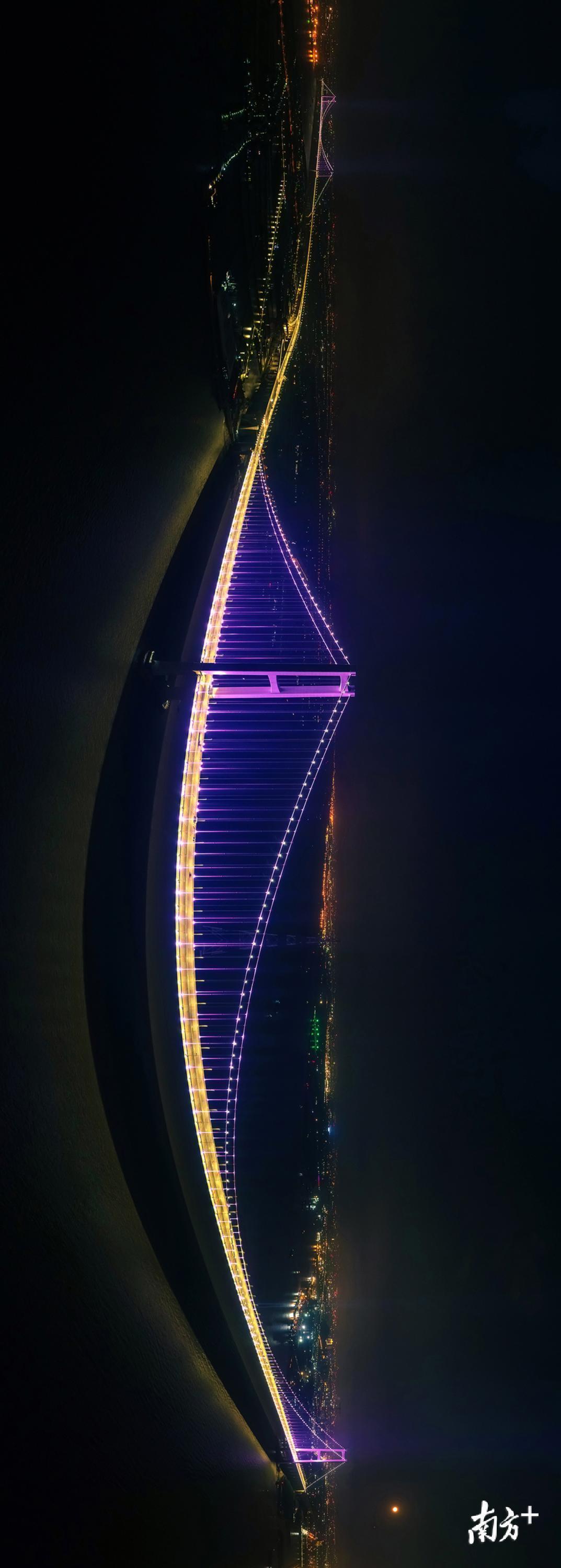 南沙大桥亮灯全景。 南沙大桥亮灯全景。