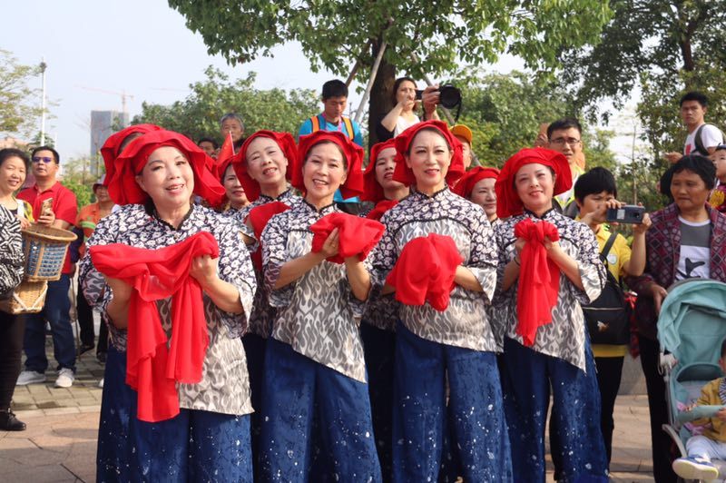 红头巾舞蹈表演。