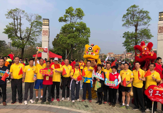 三水区领导与快闪表演者合影。马永钊 摄