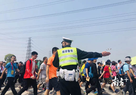 今天，佛山市顺德区公安局共出动警辅人员、保安员共2400余人全力维护活动秩序。