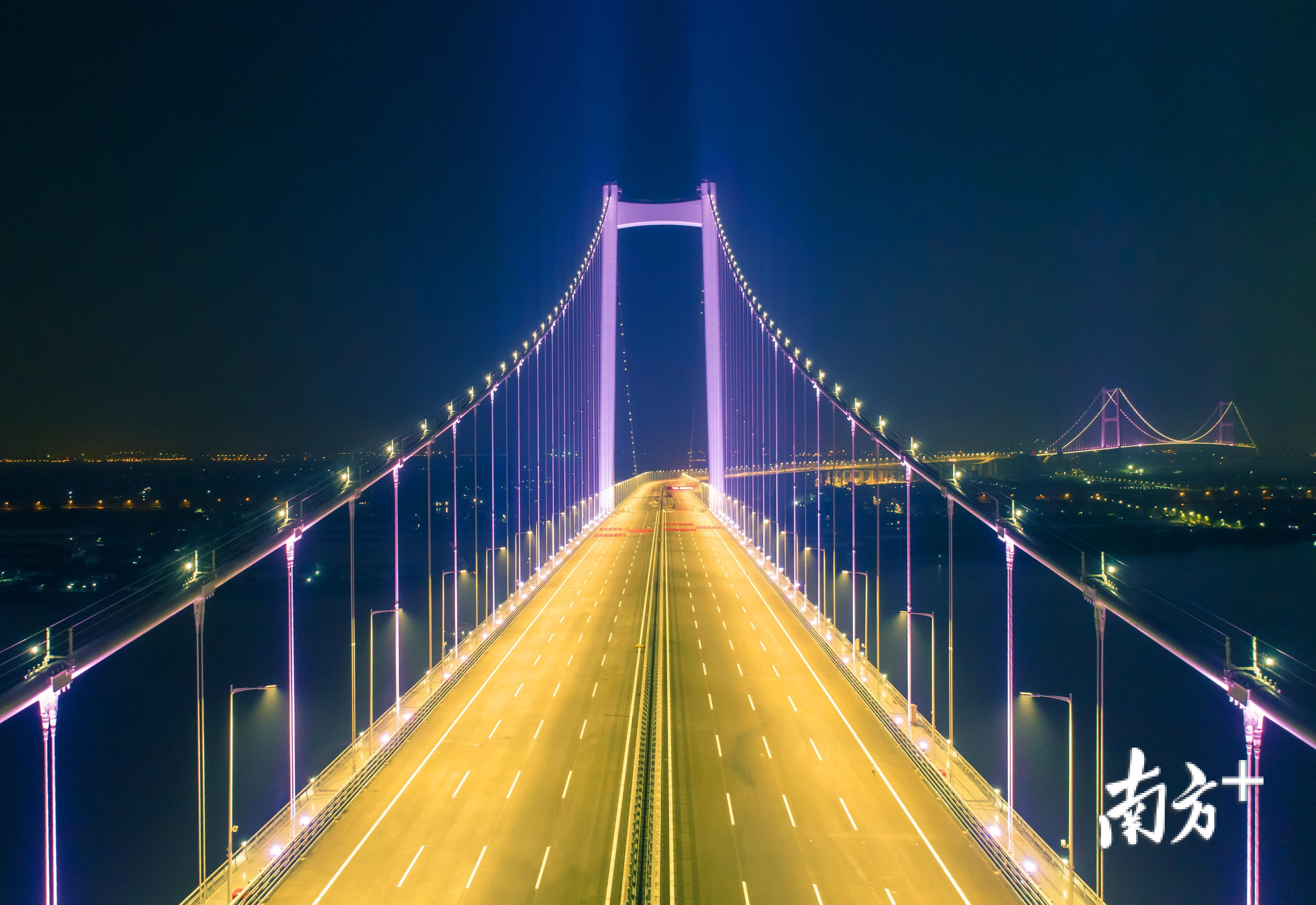 亮灯后的南沙大桥非常惊艳,犹如夜空中的一条巨龙。 亮灯后的南沙大桥非常惊艳,犹如夜空中的一条巨龙。