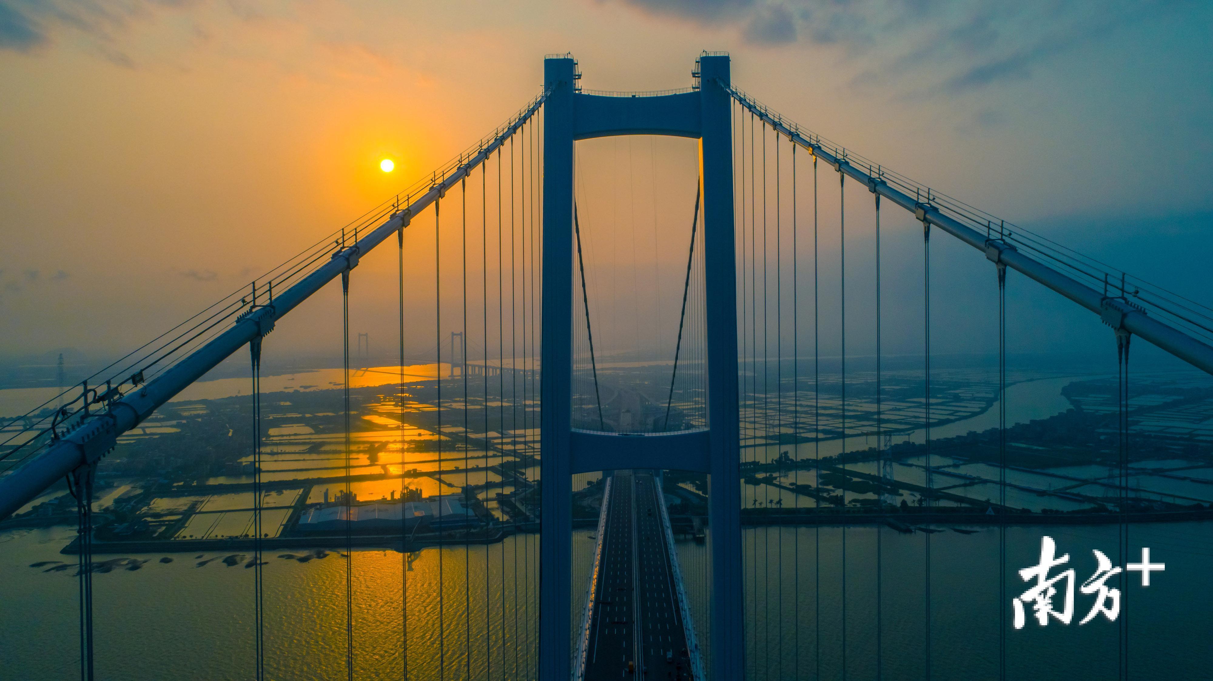 夕阳下,海鸥岛水陆交错的村庄与南沙大桥大沙水道桥交辉相应,构成一幅