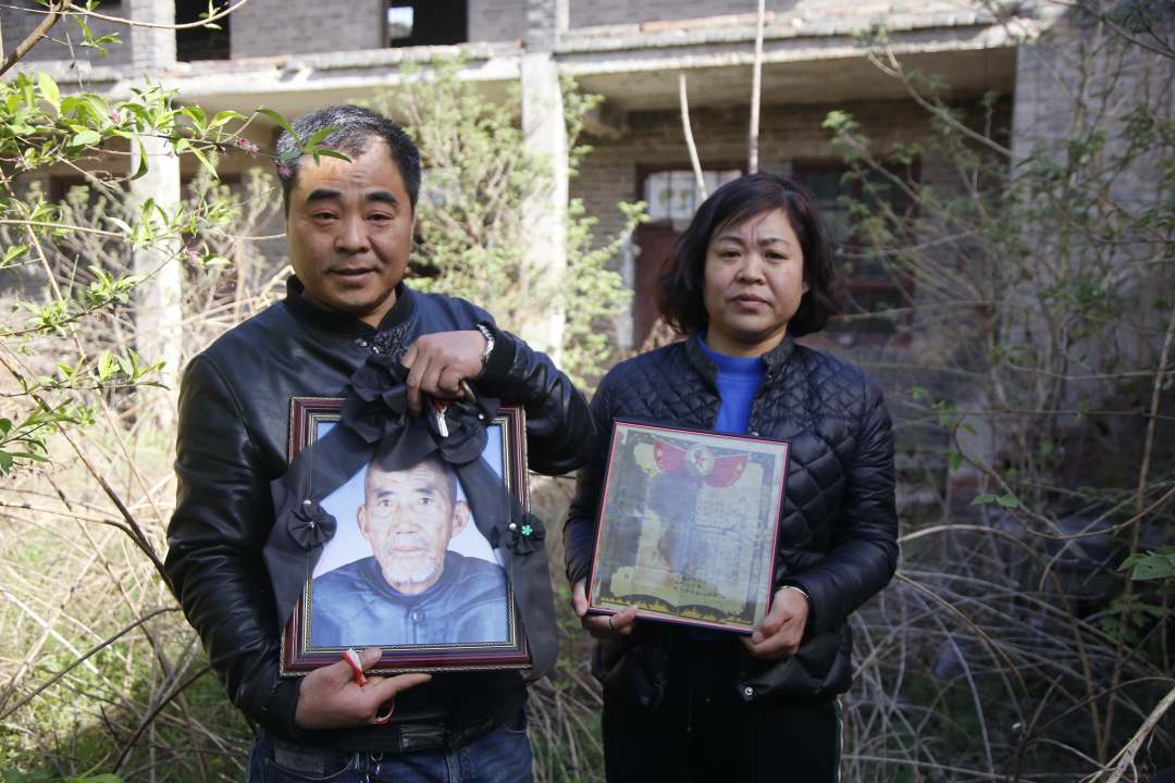 (烈士后人周波和姐姐周金霞.王琪瑜摄影)