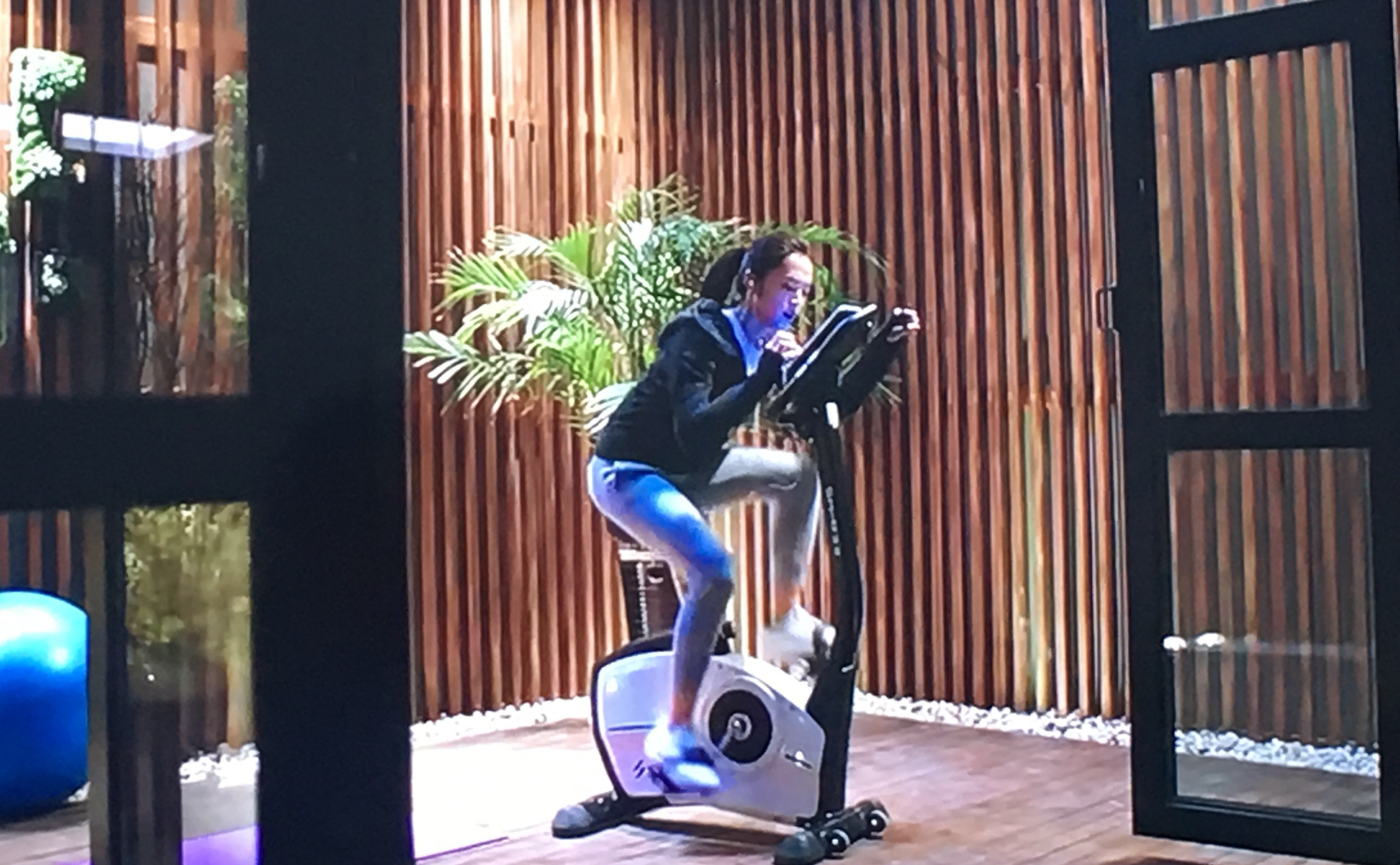 剧中的姚晨是一个边处理公事私事边健身的职场女精英