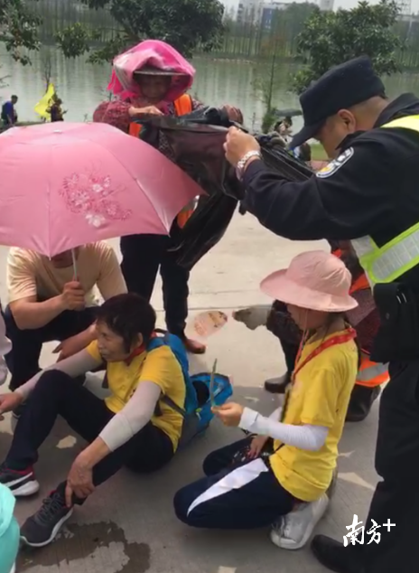 西海亲水平台，六旬婆婆体力不支晕倒，民警苏伟绵参与救助。