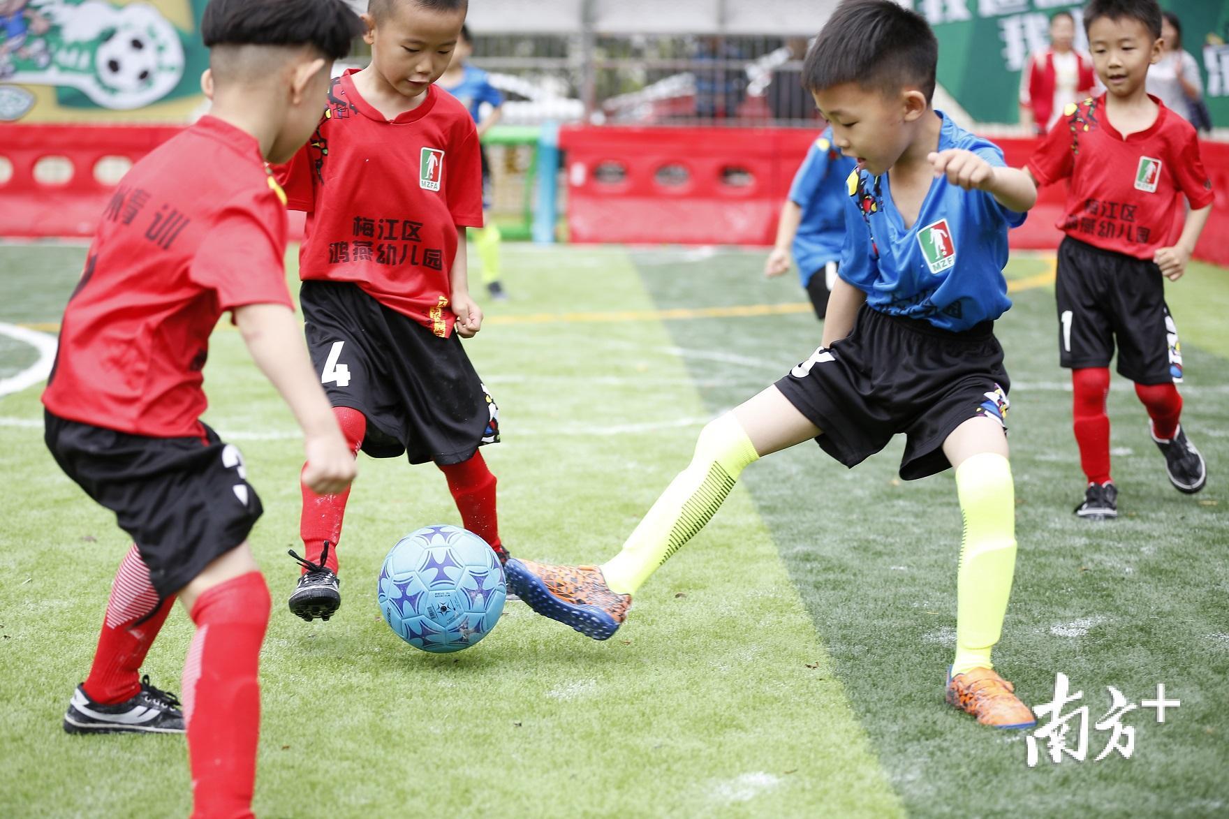 娑幼：足球小将 “足”够快乐-儿童足球 - 常州市天宁区娑罗巷幼儿园