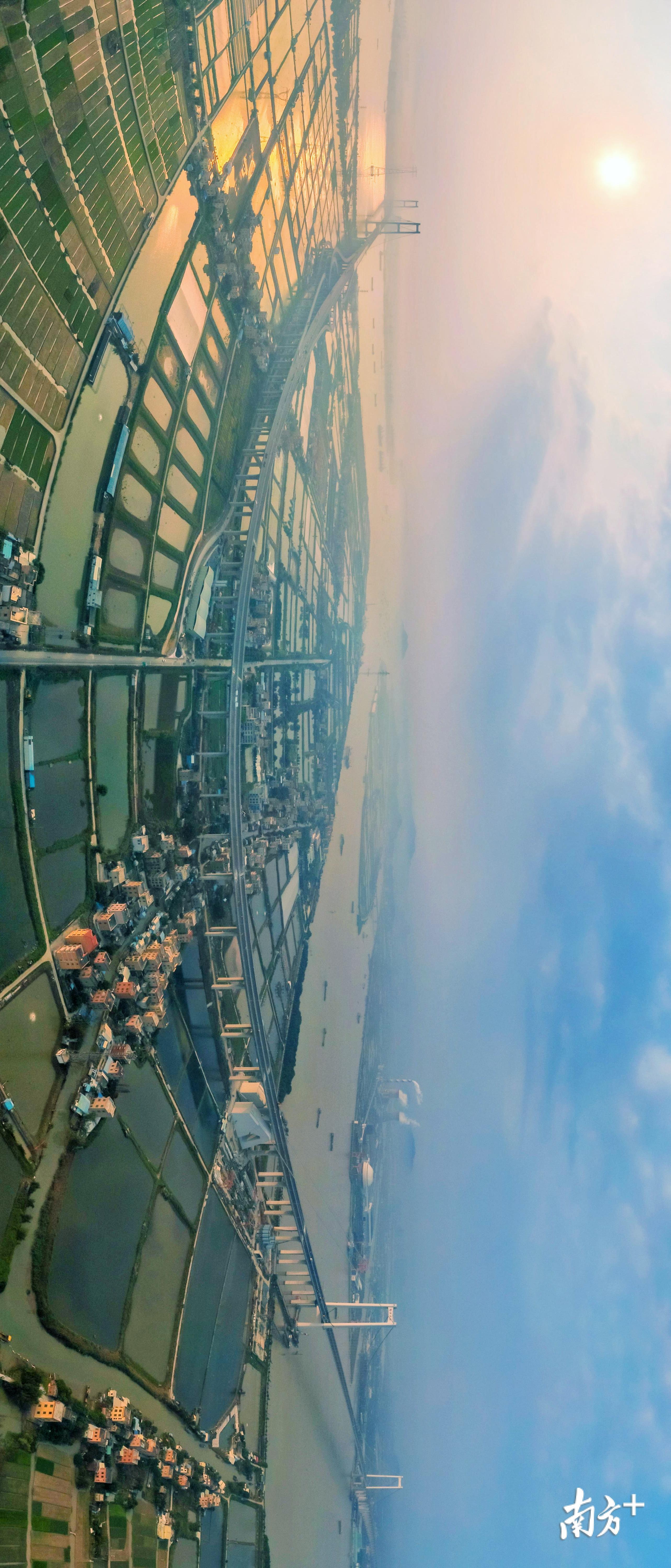 南沙大桥穿过水网交错独具岭南特色的海鸥岛。 南沙大桥穿过水网交错独具岭南特色的海鸥岛。