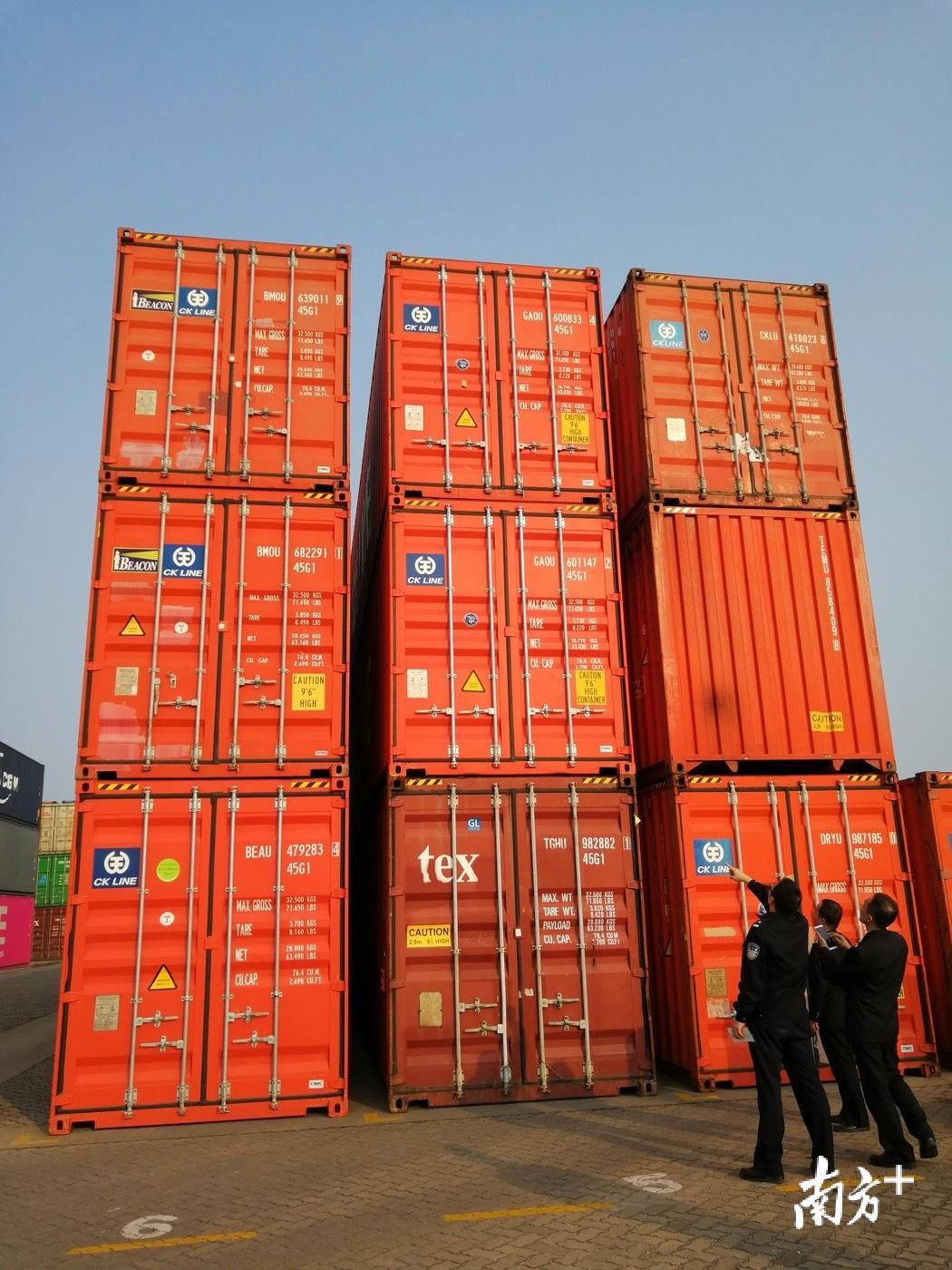 海关关员和缉私民警在退运货物装船前对集装箱柜号和封志进行核对。