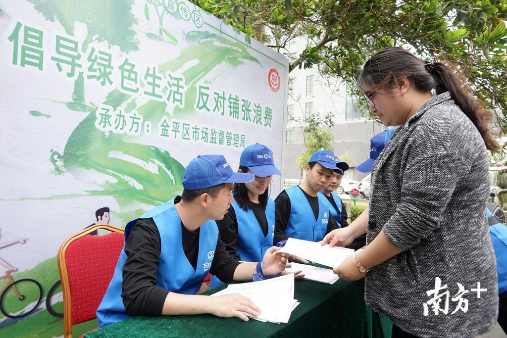 现场设置多元化主题宣传区，吸引众多群众驻足参观。