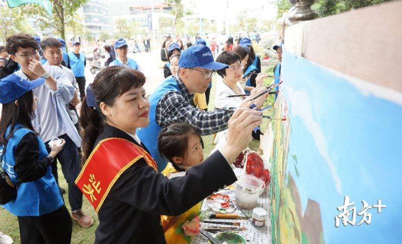 参与“美丽汕头我行动 共创绿色文明城”主题画卷现场创作。