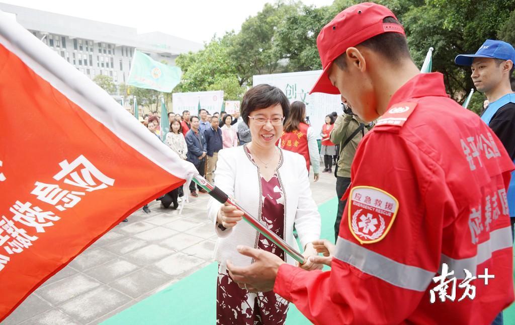 为志愿宣传服务队代表授旗。