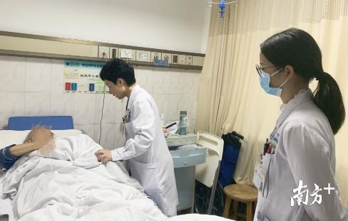 市二医院神经内科主任医师为病人检查身体 市二医院神经内科主任医师为病人检查身体