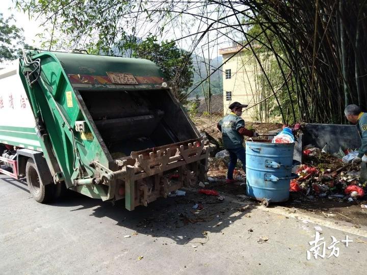 九陂镇通过市场化经营方式实现农村垃圾清运处理全覆盖。 段灿 摄