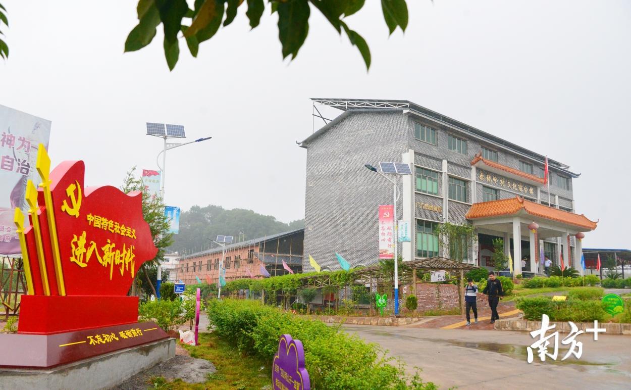 推进美丽乡村建设后,九陂各村村容村貌显著变美。图为飞鹅岭村 。黄津 摄 推进美丽乡村建设后,九陂各村村容村貌显著变美。图为飞鹅岭村 。黄津 摄