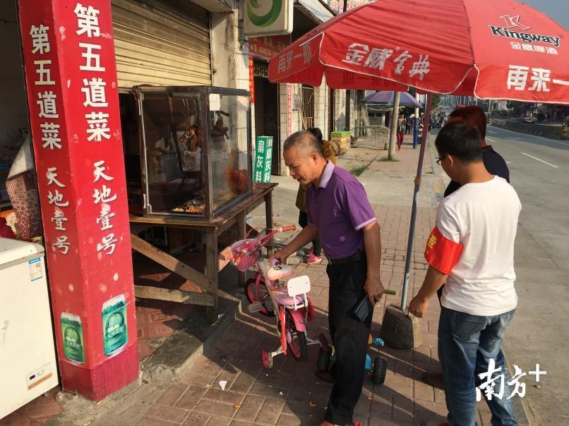 九陂镇开展“六乱”整治。 段灿 摄 九陂镇开展“六乱”整治。 段灿 摄