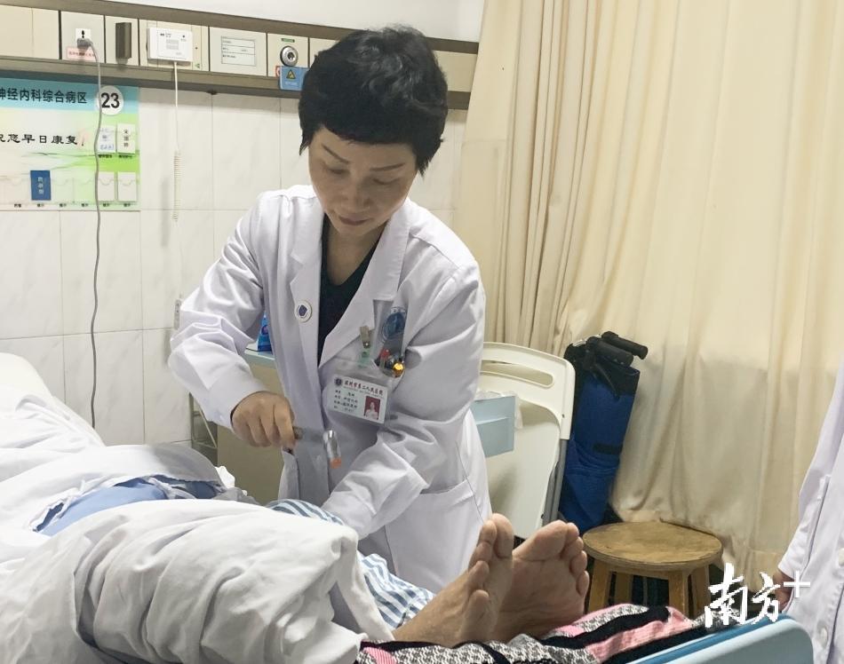 市二医院神经内科主任医师为病人检查身体 市二医院神经内科主任医师为病人检查身体