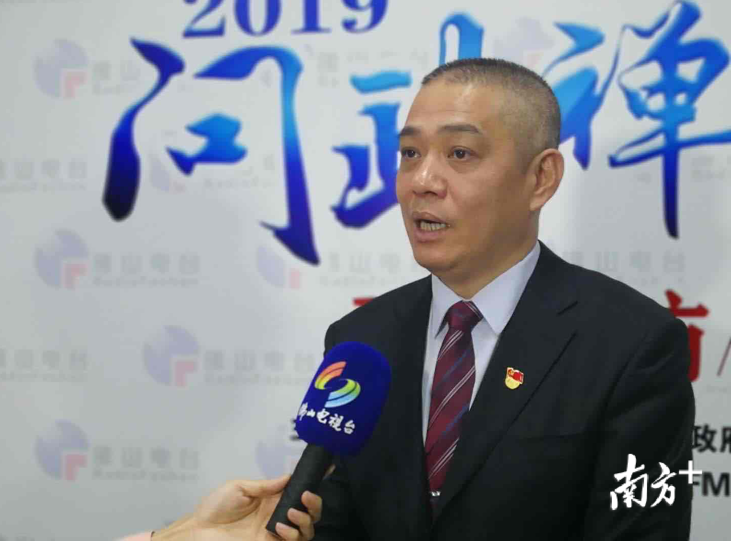 禅城区南庄镇委书记陈辅明答媒体问。李晓玲 摄