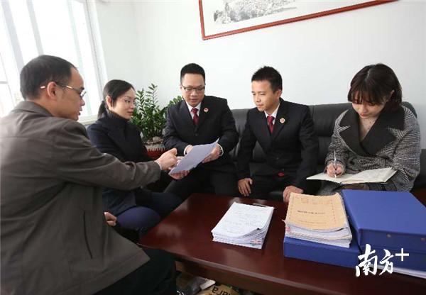 市纪委监委工作人员召开审理分析会议，严把案件审理质量关。