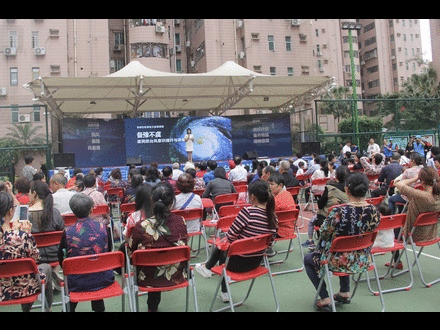 居民认真听讲、积极互动 居民认真听讲、积极互动