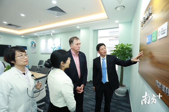 巴里•马歇尔走进南方医科大学顺德医院。受访者供图