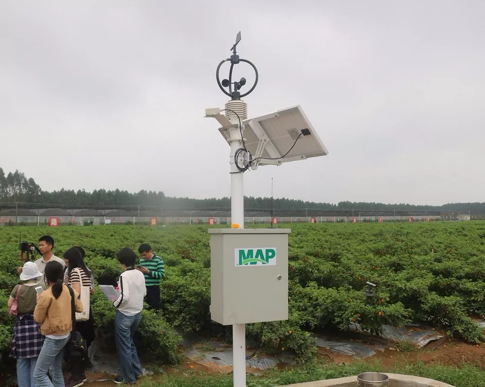  示范园内气象监测设备