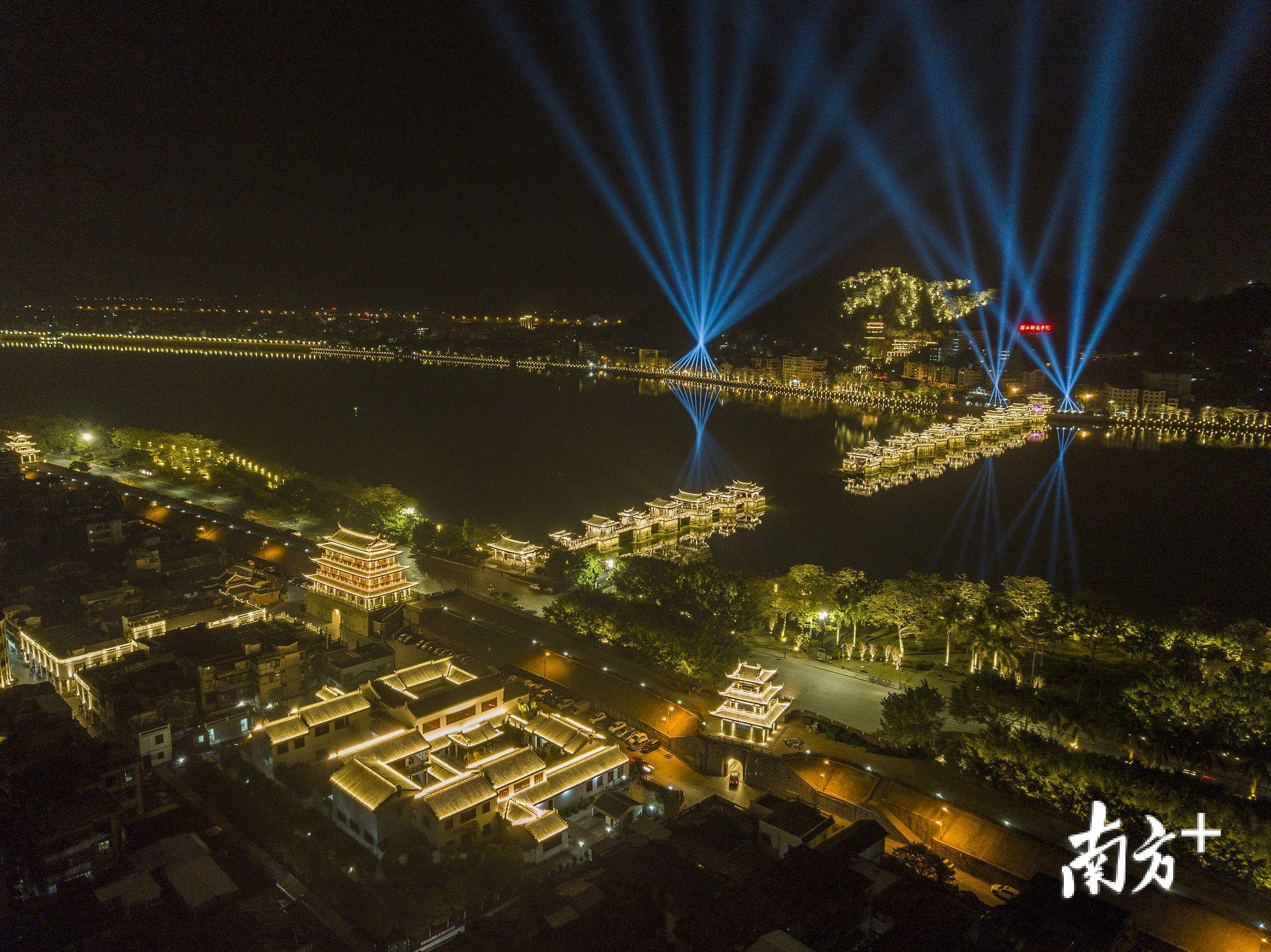 “凤城之光”一江两岸夜景。 “凤城之光”一江两岸夜景。