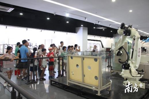 作为“中国机械装备工贸名镇”，陈村拥有科达、申菱、隆深等一批隐形冠军。