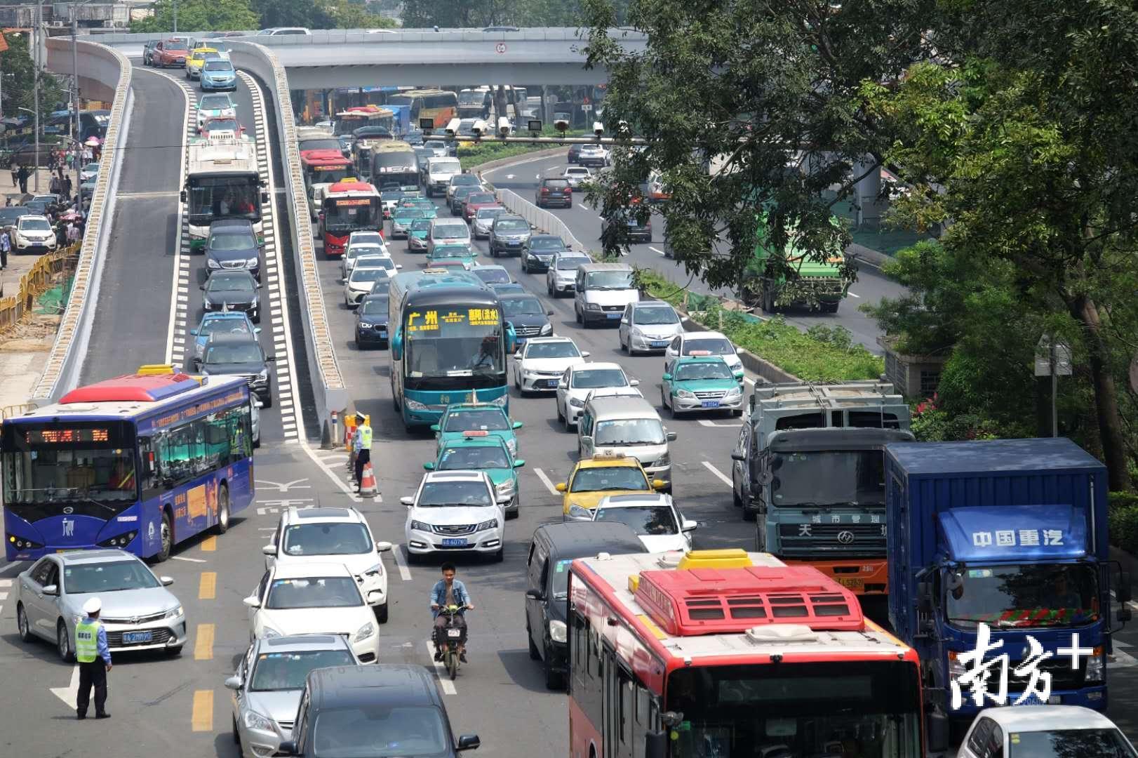 广汕路银河园路段的双方向交通缓慢.南方 记者 符超军摄影报道