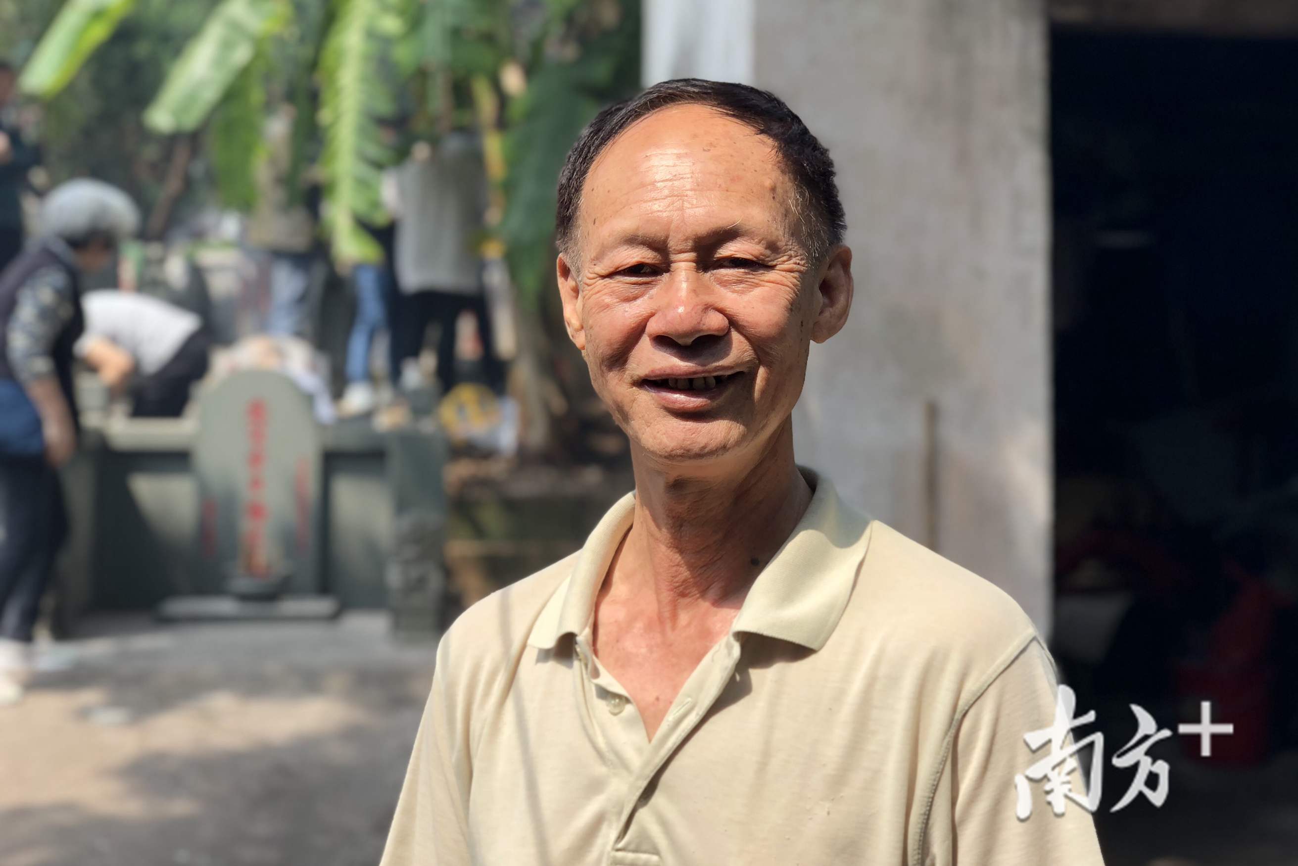 年近古稀的李日河，时不时会自己染黑发，人显得精神些。