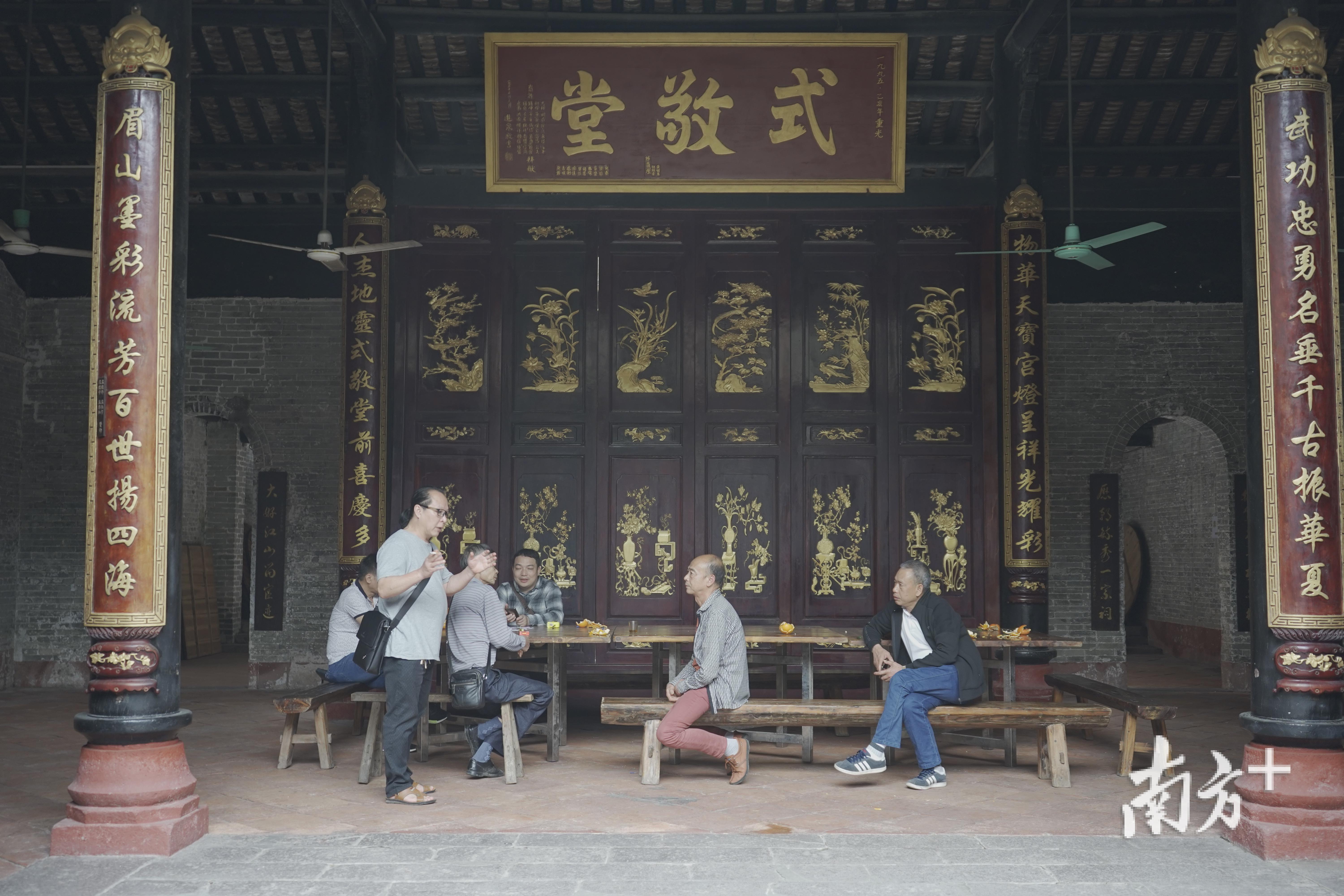 车陂晴川苏公祠中，苏氏后人在议事。