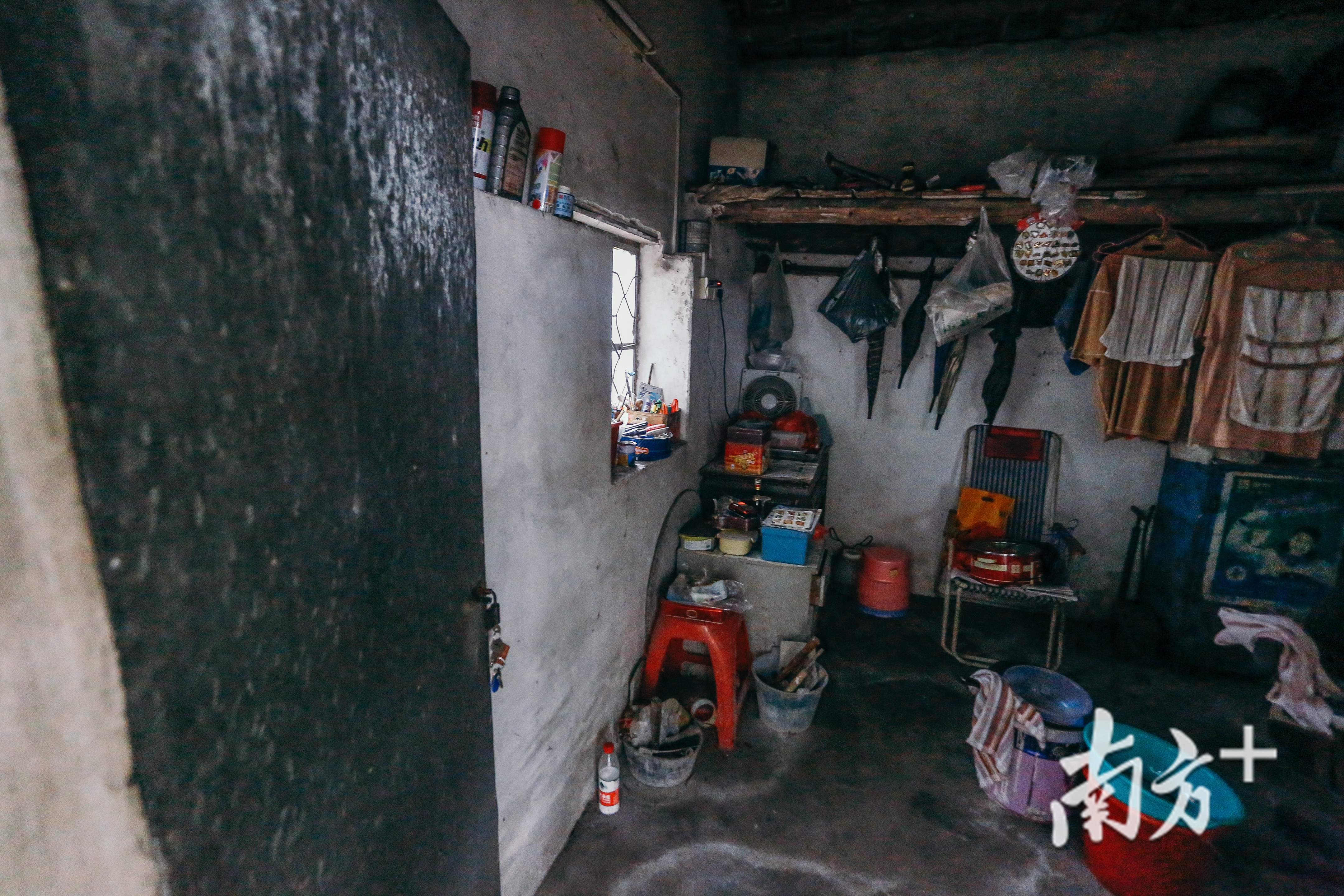 清明早上，李日河七点就赶来墓园打扫，他带了面条来做点吃食，准备待上一整天。